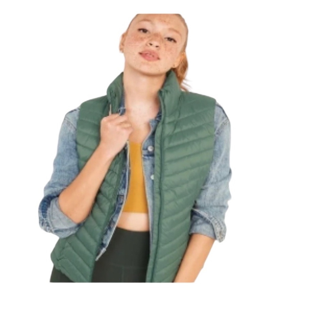 Old Navy water resistant green puffer vest. Like new condition! Women’s medium.